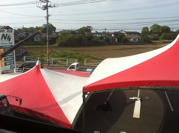 紅白の大テントを業者が張っています